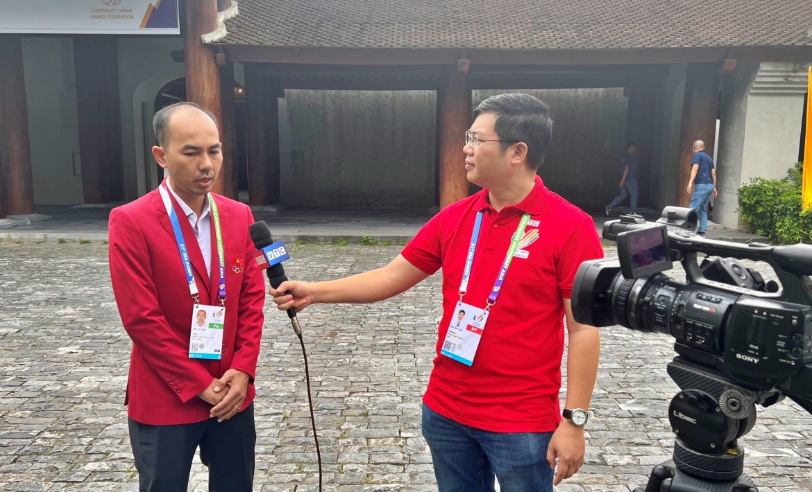 Nhà báo Ngô Nam (Phó Giám đốc Trung tâm Sản xuất chương trình Thể thao - Giải trí, Đài Truyền hình Kỹ thuật số VTC) phỏng vấn nhân vật tại hiện trường.