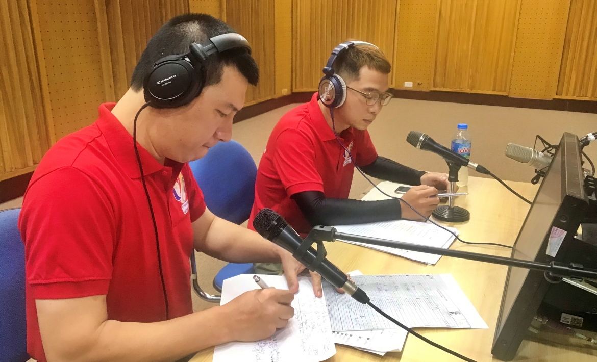 BLV Quang Huy và đồng nghiệp tham gia bình luận và tường thuật trực tiếp các trận đấu bóng đá ở SEA Games 31 tại trường quay của VTC./.