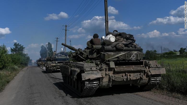 Quân đội Ukraine tại một con đường gần Lysychansk ngày 19/6. Ảnh: CNN