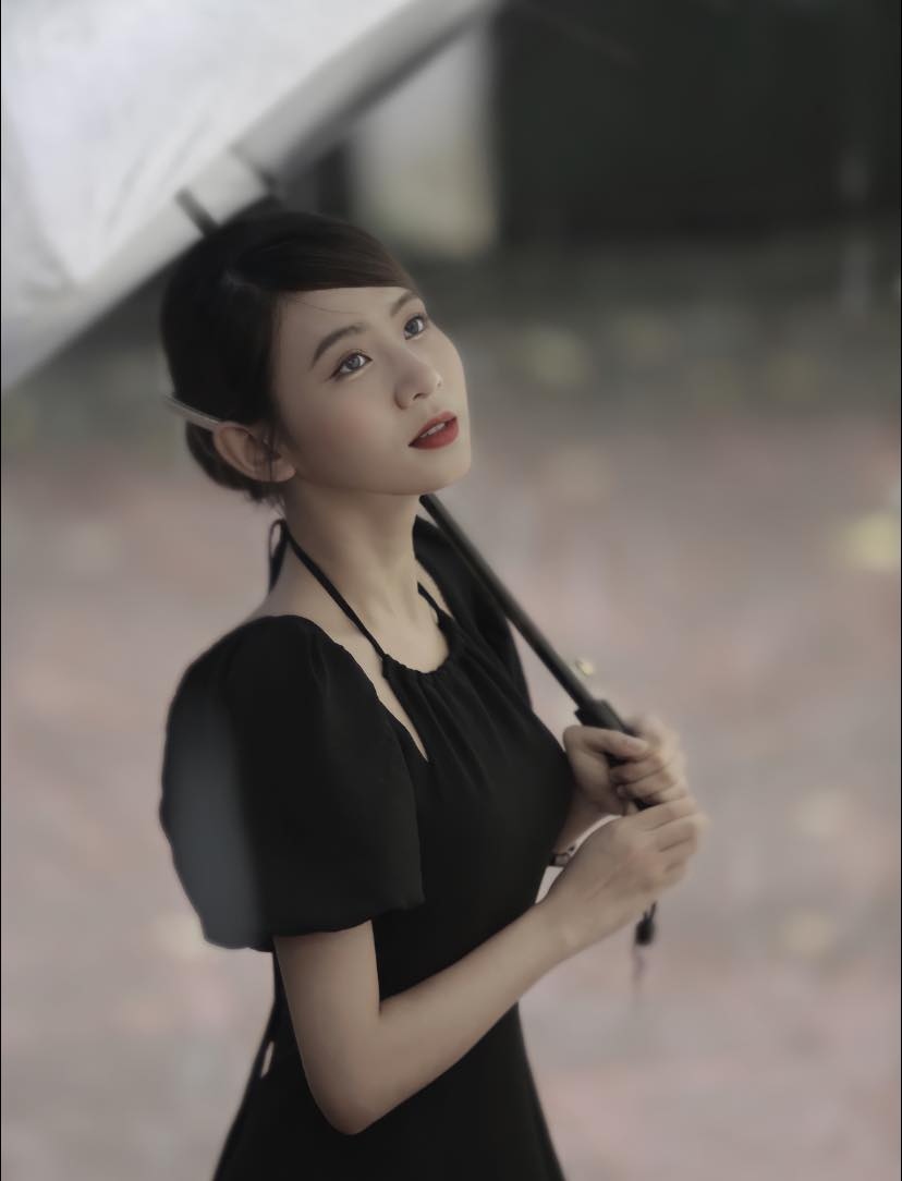 Quỳnh Trang hiện đang theo học tại trường Đại học Sân khấu Điện ảnh Hà Nội, chuyên ngành Diễn viên Kịch truyền hình.