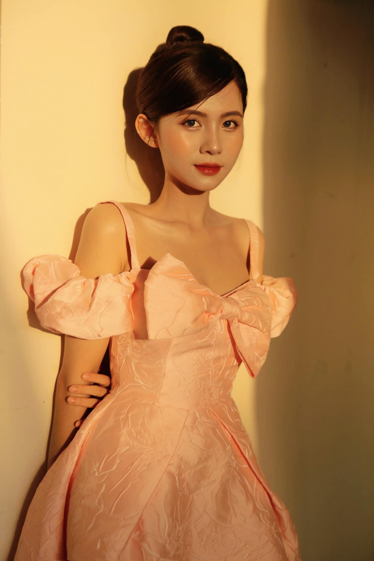 Thân hình nhỏ nhắn, gương mặt với các nét thanh tú, hài hòa khiến Quỳnh Trang luôn nổi bật trong mỗi khung hình.