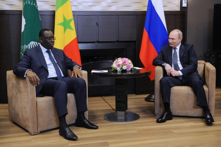 Tổng thống Nga Vladimir Putin (phải) gặp Tổng thống Senegal Macky Sall tại Sochi hôm 3/6. Ảnh: Sputnik