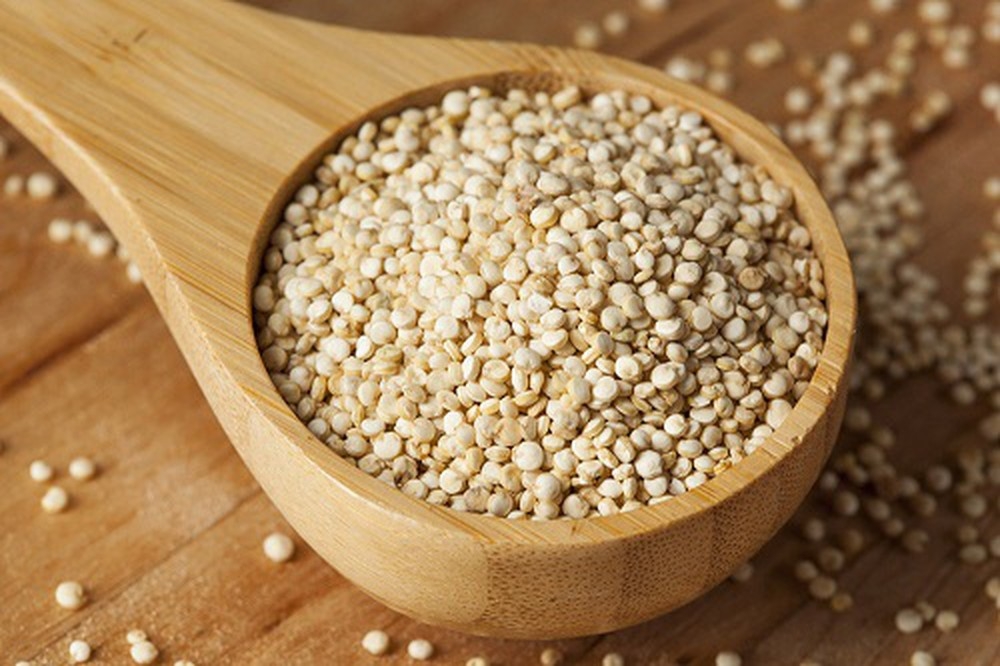 Quinoa (hạt diêm mạch) là một nguồn cung cấp carbohydrate lành mạnh, là nguồn cung cấp protein giúp bạn no lâu, hỗ trợ giảm cân hiệu quả.