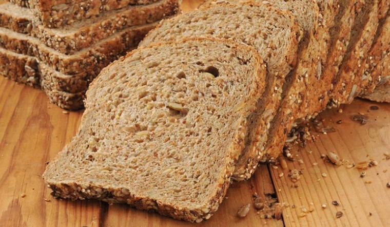 Bánh mì nguyên cám: Ngũ cốc nguyên hạt (như quinoa, gạo lứt và bánh mì nguyên cám) chứa chất xơ, vitamin và khoáng chất giúp bạn no lâu hơn, hỗ trợ giảm cân.