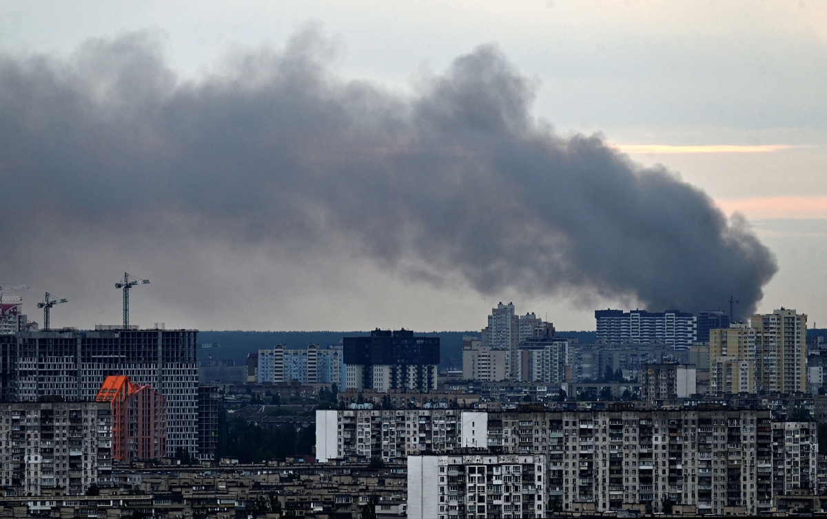 Khói bốc lên sau một số vụ tấn công tên lửa tại thủ đô Kiev, Ukraine. Ảnh: AFP