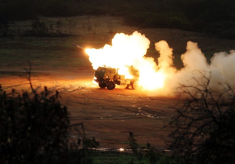 Hệ thống M142 HIMARS phóng tên lửa trong một cuộc diễn tập tại  Camp Pendleton, California. Ảnh: Popular Mechanics.