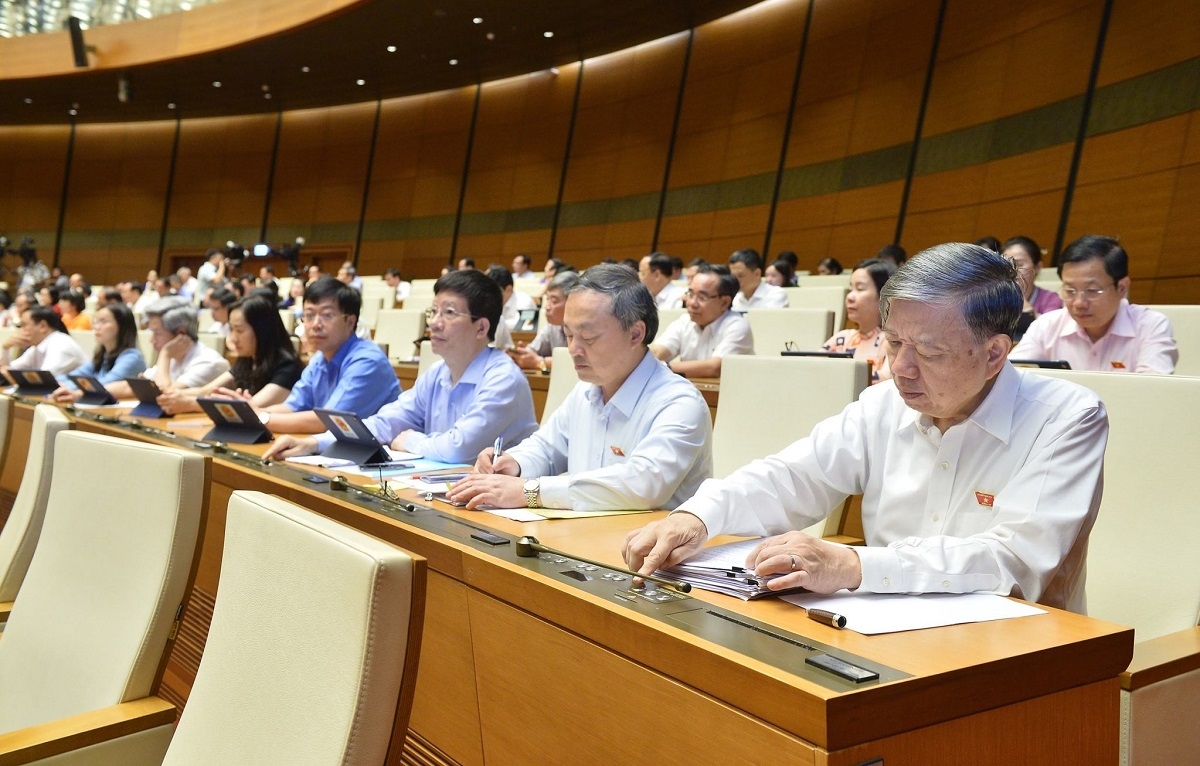 Các đại biểu Quốc hội biểu quyết thông qua Luật Kinh doanh bảo hiểm (sửa đổi)