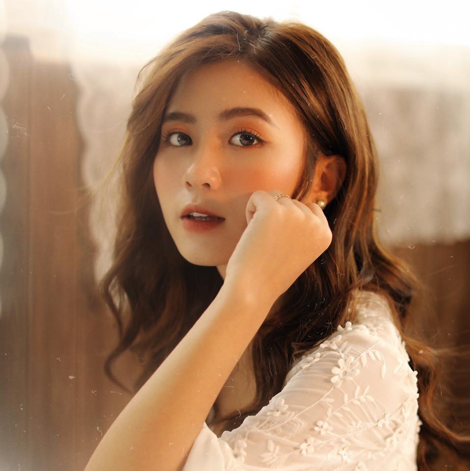 Trong phim, Quỳnh Trang vào vai Mai Anh - cô gái mới lớn luôn xen vào mối quan hệ giữa bố ruột và mẹ kế (Lã Thanh Huyền đóng) gây nên những tình huống dở khóc dở cười.