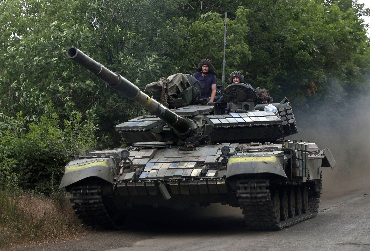 Binh lính Ukraine lái xe tăng ở khu vực Đông Lugansk ngày 24/6. Ảnh: AFP