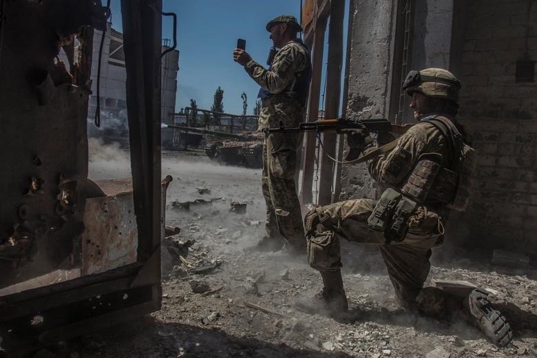 Binh lính Ukraine chiến đấu ở Sievierodonetsk ngày 20/6. Ảnh: Reuters