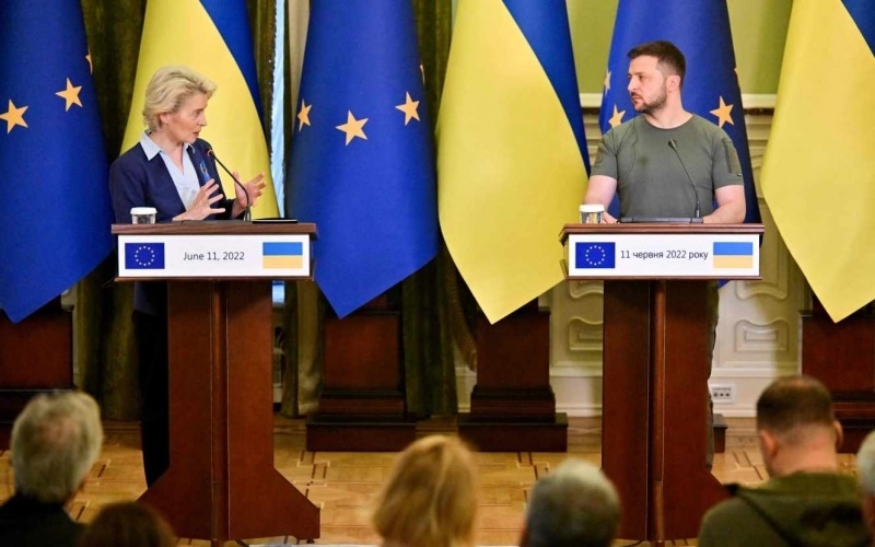 Chủ tịch EC Leyen (trái) ủng hộ mạnh mẽ việc trao tư cách ứng cử viên gia nhập EU cho Ukraine.
