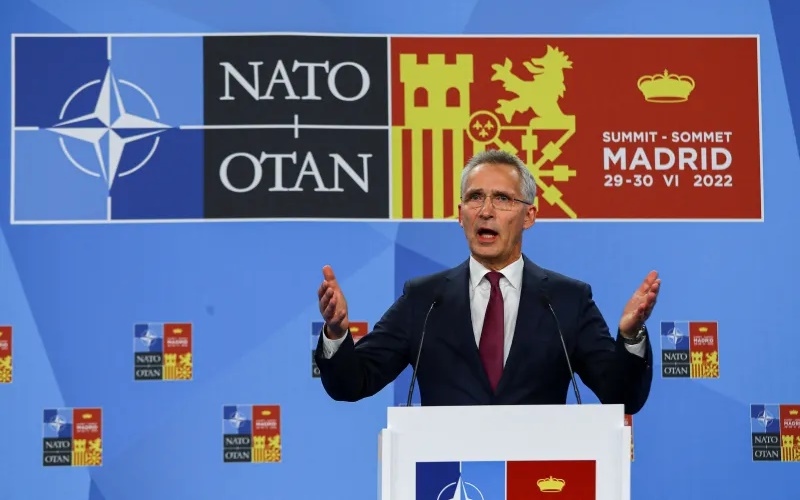 Tổng thư ký NATO Stoltenberg phát biểu tại Hội nghị thượng đỉnh của khối quân sự này ở Madrid vào tháng 6/2022. Ảnh: Reuters.