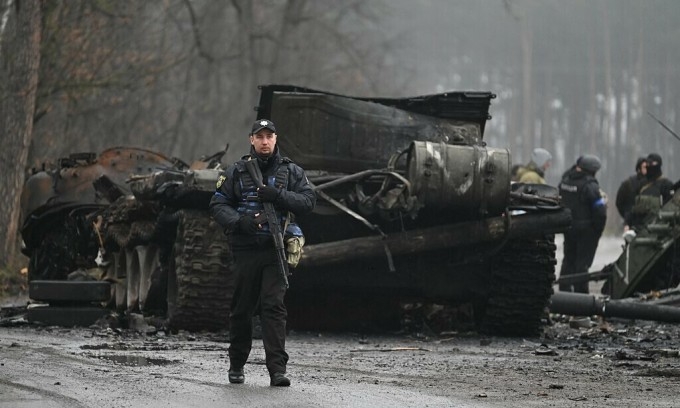 Cảnh sát Ukraine tuần tra ở làng Dmytrivka, phía Tây Ukraine ngày 2/4. Ảnh: AFP.