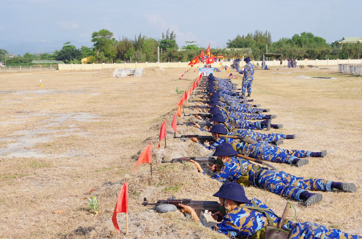 Chiến sĩ mới Lữ đoàn 101 huấn luyện bắn đạn thật.