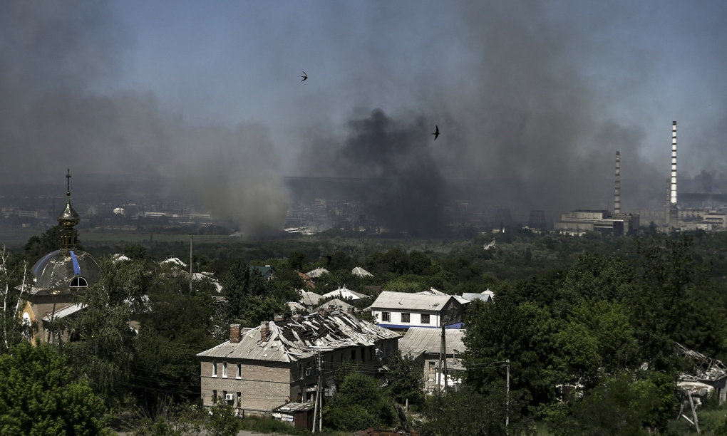 Khói bốc lên sau các cuộc giao tranh ở Severodonetsk, miền đông Ukraine, hôm 10/6. Ảnh: AFP.