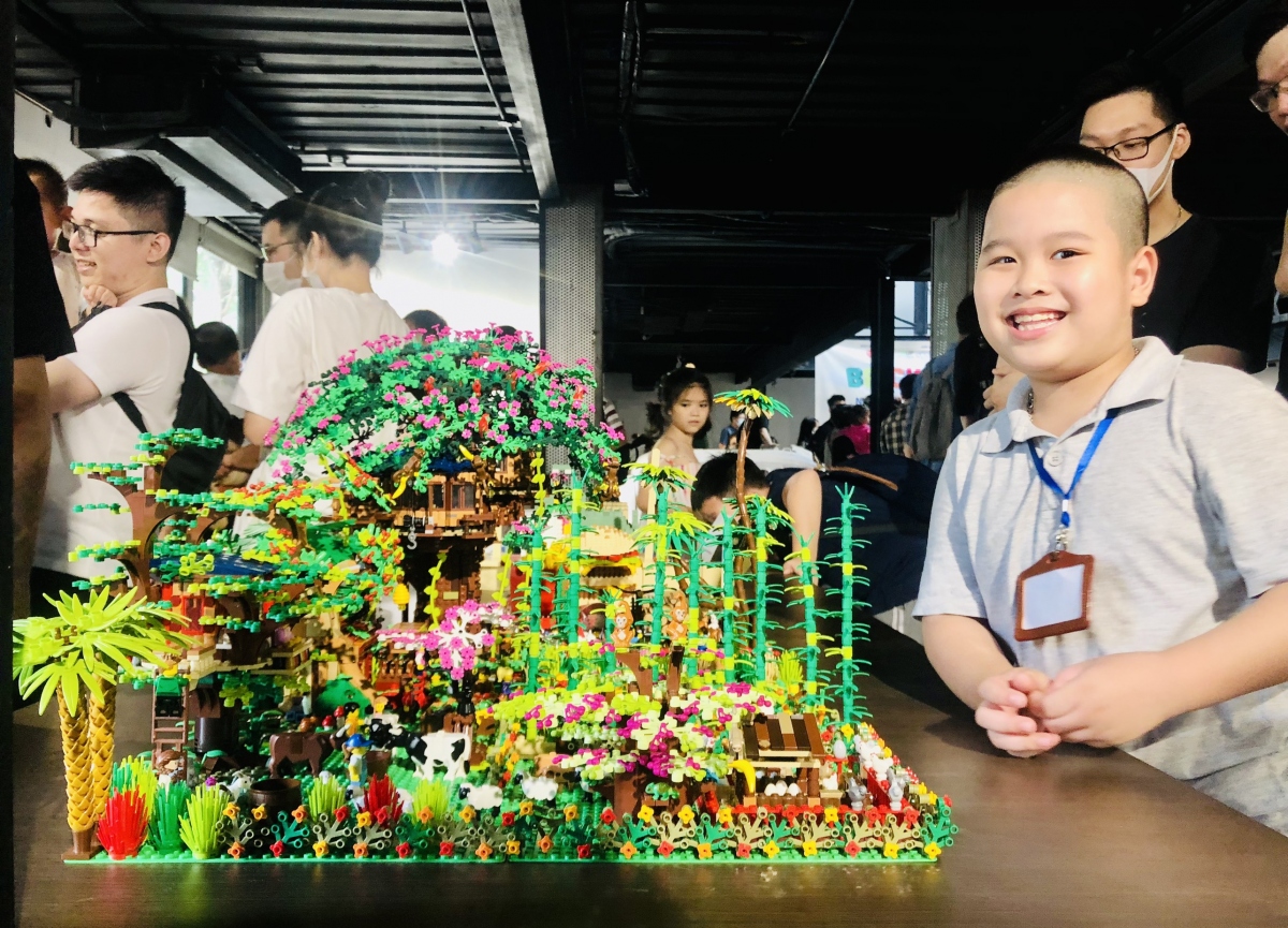 Duy Nguyên (7 tuổi), một trong những thành viên nhỏ tuổi của cộng đồng lego gây ấn tượng với tác phẩm sân vườn với thông điệp hãy yêu thiên nhiên, bảo vệ mội trường và trồng thật nhiều cây xanh. Duy Nguyên chia sẻ 2 tuần là thời gian để em hoàn thành tác phẩm này.