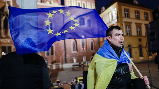 Người đàn ông tham gia tuần hành ủng hộ Ukraine trở thành thành viên EU ở Wroclaw, Ba Lan, ngày 3/3. Ảnh: Getty Images