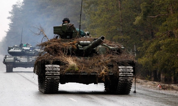 Xe tăng Ukraine di chuyển trên một con đường ở khu vực Lugansk. Ảnh: AFP.