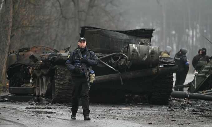 Cảnh sát Ukraine tuần tra ở làng Dmytrivka, phía tây Ukraine ngày 2/4. Ảnh: AFP.