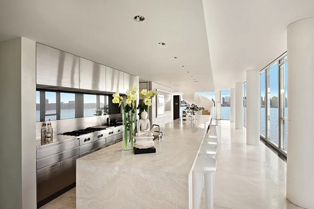 Nhà bếp được thiết kế với tủ kiểu dáng đẹp và các thiết bị cao cấp. Không thiếu không gian quầy bar nhờ có quầy bếp bằng đá cẩm thạch màu trắng rộng lớn. 