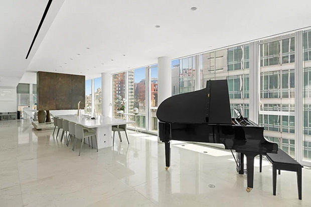 Phòng ăn mở mang đến không gian rộng rãi để nam diễn viên người Australia tiếp rượu và dùng bữa với bạn bè. Sân thượng ngoài trời bao quanh khu vực để kết nối không gian giải trí bên trong và bên ngoài.