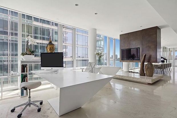 Khu vực này cung cấp không gian làm việc và giải trí. Đối diện khu vực phòng ăn là văn phòng làm việc được ngăn cách bằng lò sưởi hai mặt hiện đại.