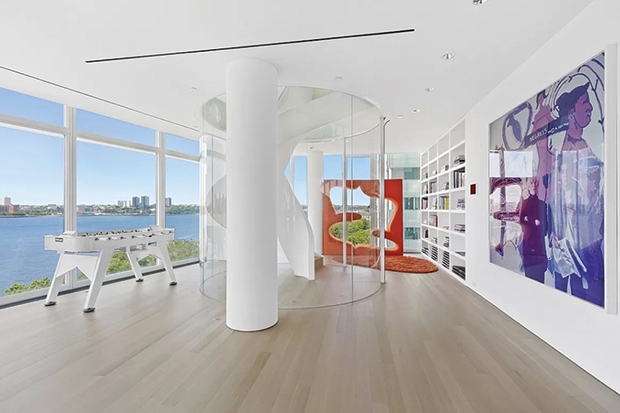 Căn hộ rộng rãi này nằm ở tầng 8,9,10 của toà nhà. Những chủ nhân tương lai có thể bỏ qua cầu thang bộ và sử dụng thang máy của căn hộ khi đi xuống phòng giải trí.