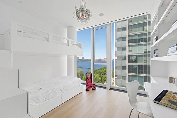 Một trong bốn phòng ngủ của căn hộ được thiết kế cho trẻ em với giường tầng và bàn học.