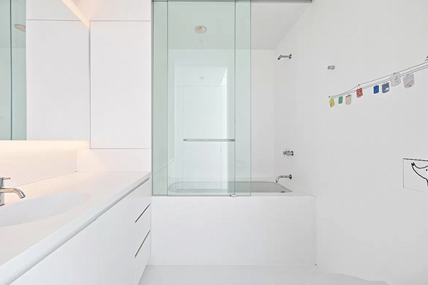 Phòng tắm khác được thiết kế với một bồn tắm lớn và nhiều khoảng trống để trang trí.