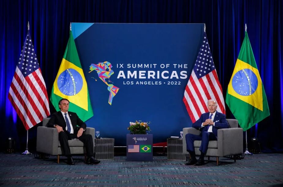 Tổng thống Biden và Tổng thống Brazil Jair Bolsonaro gặp nhau ở Los Angeles ngày 9/6. Ảnh: New York Times