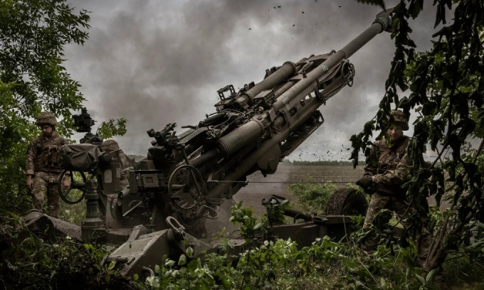 Khẩu pháo M777, do Mỹ sản xuất, tại vị trí bắn ở Donetsk, miền Đông Ukraine, hồi tháng 5. Ảnh: NY Times.