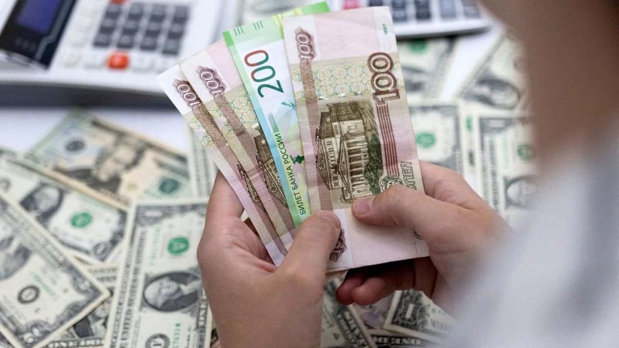 Tỷ giá đồng nội tệ Nga so với USD đã lên cao nhất trong vòng 7 năm qua (Ảnh: AP).