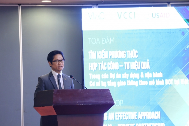 Chủ tịch Trung tâm Trọng tài quốc tế Việt Nam Vũ Tiến Lộc phát biểu tại hội nghị.