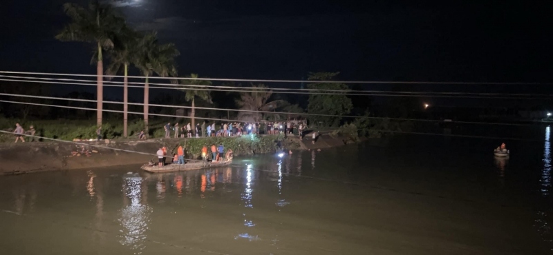 Các lực lượng chức năng phối hợp tìm kiếm 2 cháu xuyên đêm và tìm thấy vào 3 giờ sáng nay.