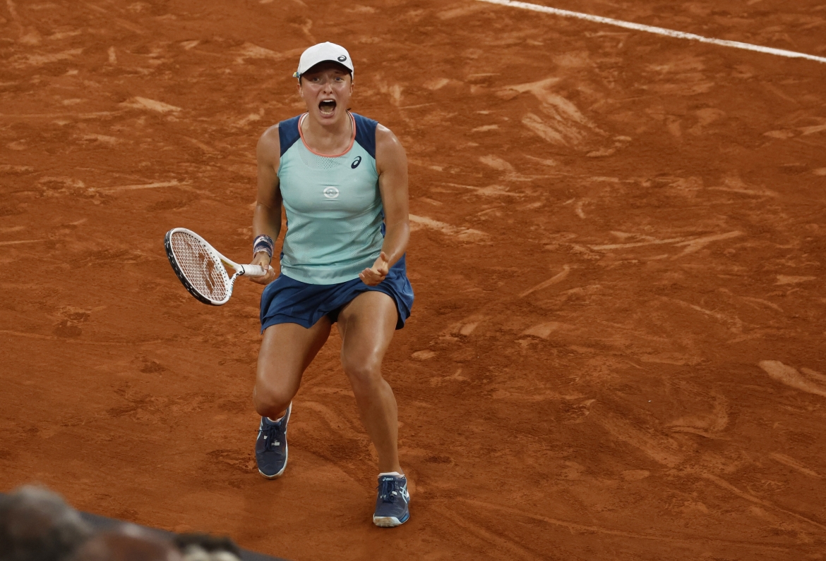 Sau 68 phút thi đấu, Swiatek thắng 6-1, 6-3 và đăng quang danh hiệu đơn nữ Roland Garros 2022. 