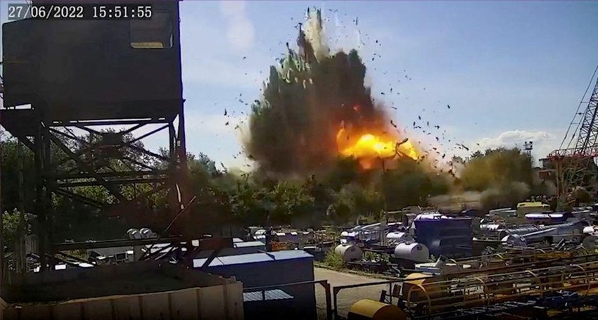 Đám cháy dữ dội sau khi một tên lửa nhắm trúng trung tâm thương mại ở TP Kremenchuk. Ảnh: Reuters.