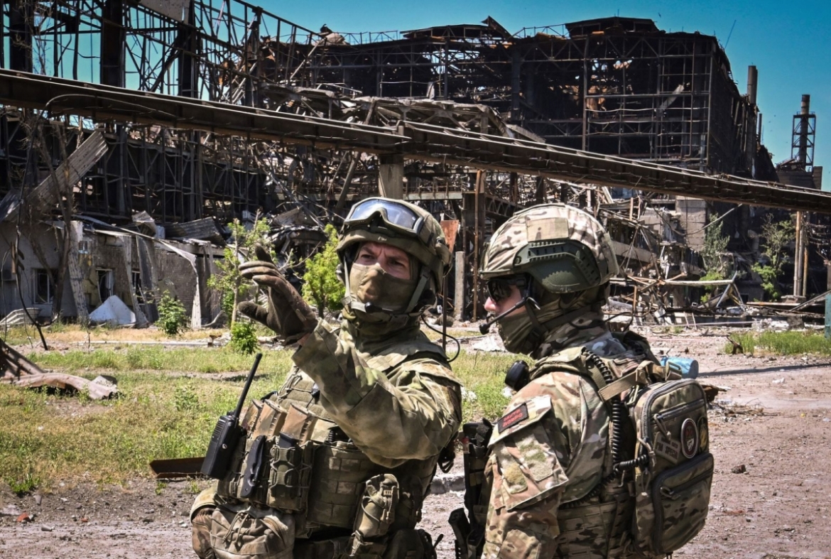 Binh lính Nga canh giữ khu vực nhà máy thép ở Azovstal, Mariupol ngày 13/6. Ảnh: AFP