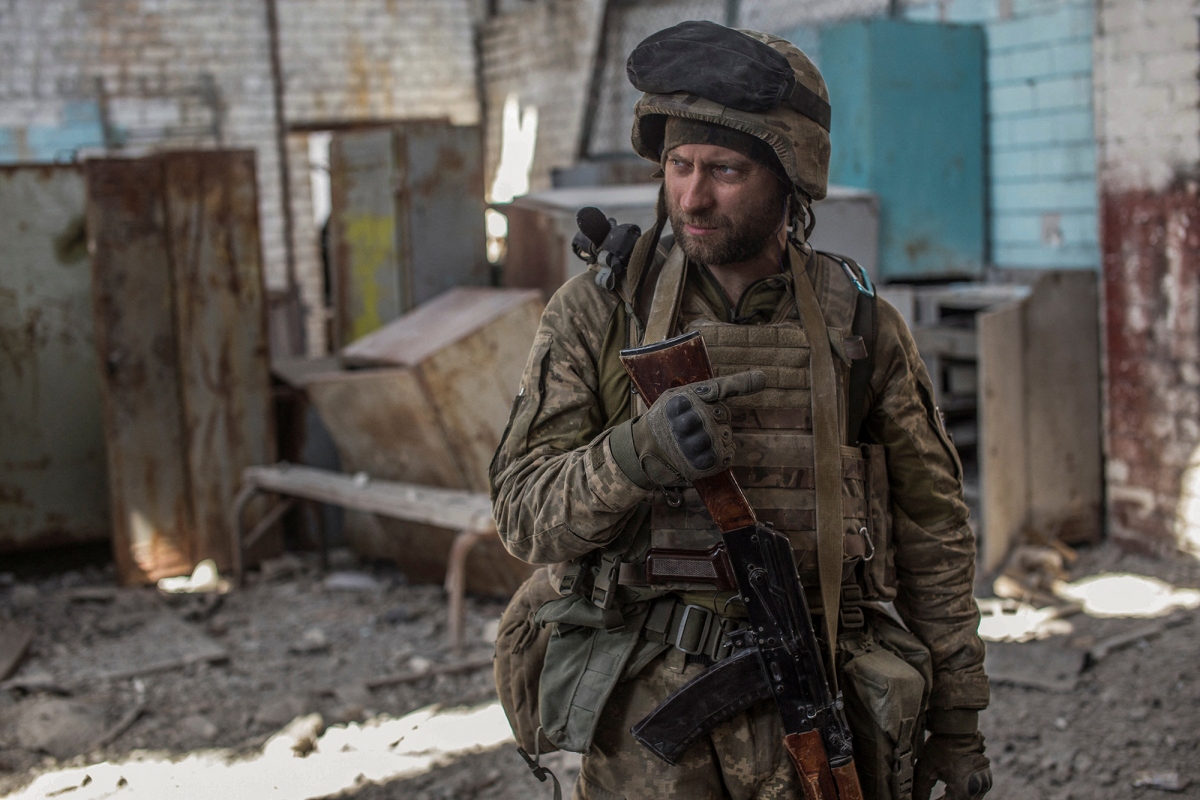 Một binh sỹ Ukraine đang canh gác tại khu công nghiệp của thành phố Severodonetsk vào ngày 20/6. Ảnh: Reuters