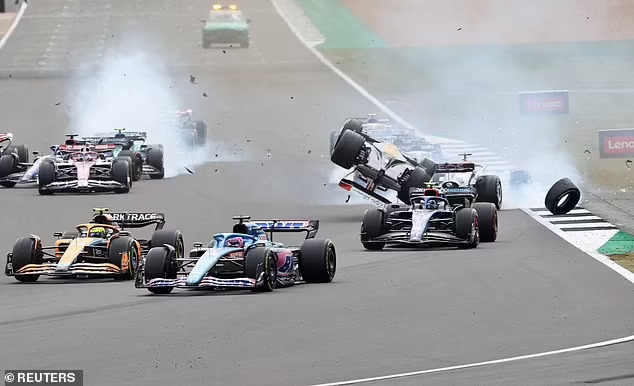 Ngay ở vòng đua đầu tiên của chặng đua F1 nước Anh, xe của Chu Quan Vũ bị lật ngược sau một pha va chạm mạnh tại góc đường đua. (Ảnh: Reuters).