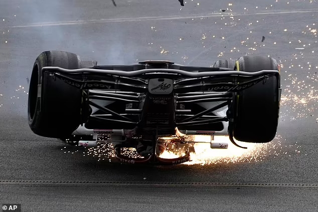 Chiếc xe lật ngửa trên đường dua Silverstone, tóe lửa trước khi lộn thêm vài vòng. (Ảnh: AP).