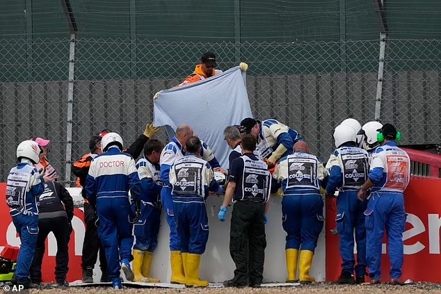 Sự cố khiến người hâm mộ không khỏi bàng hoàng. Tất cả đều lo lắng cho sự an nguy của tay đua Trung Quốc. Sự cố buộc ban tổ chức phải dùng cờ đỏ để tạm dừng cuộc đua. (Ảnh: AP).