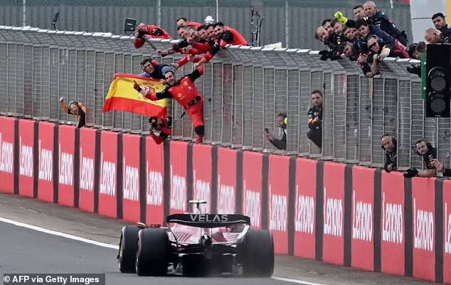 Chặng đua F1 nước Anh 2022 sau đó kết thúc với chiến thắng thuộc về tay đua người Tây Ban Nha - Carlos Sainz Jr. (Ảnh: AFP)./.