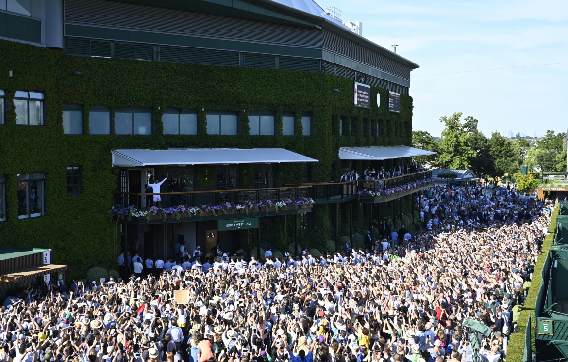 Novak Djokovic chia vui cùng người hâm mộ sau khi giành chức vô địch Wimbledon 2022.
