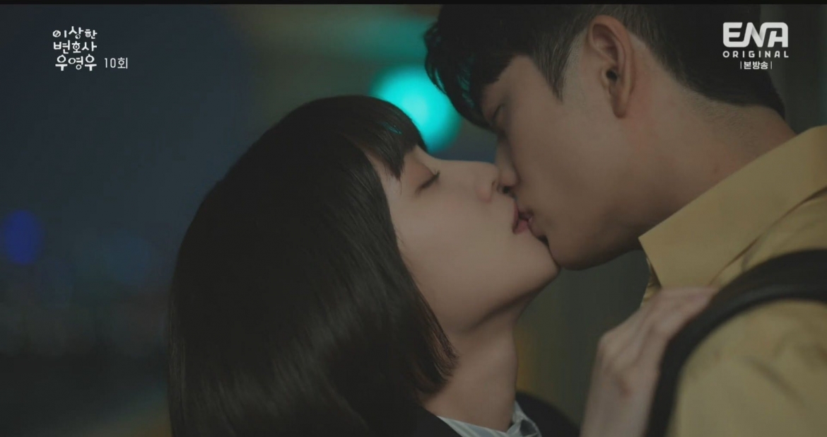 Phân cảnh nụ hôn của Lee Jun Ho và Woo Young Woo gây bão mạng xã hội.