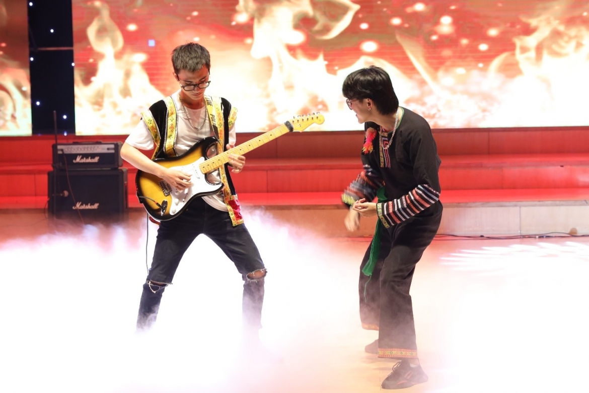 Minh Đức phiêu cùng nhạc công guitar.