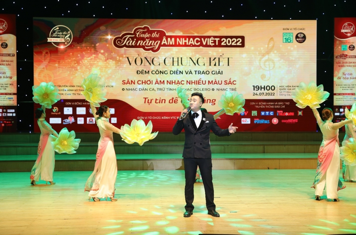 Lê Anh Tuấn – Quán quân Tài năng âm nhạc Việt 2022, dòng nhạc Dân ca, trữ tình.