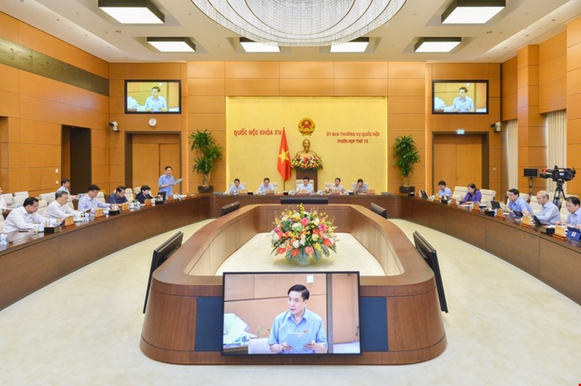 A meeting of the National Assembly Standing Committee in Hanoi.