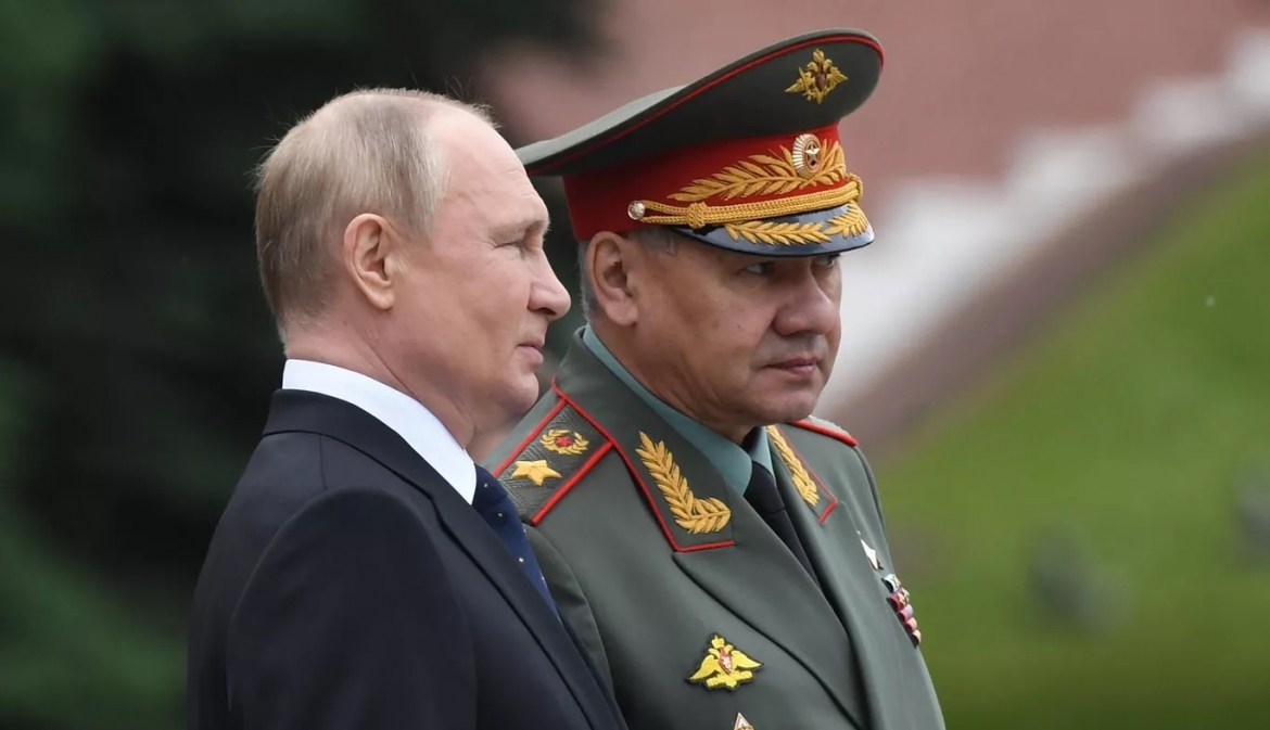Tổng thống Nga Putin (trái) và Bộ trưởng Quốc phòng Shoigu. Ảnh: Sputnik.