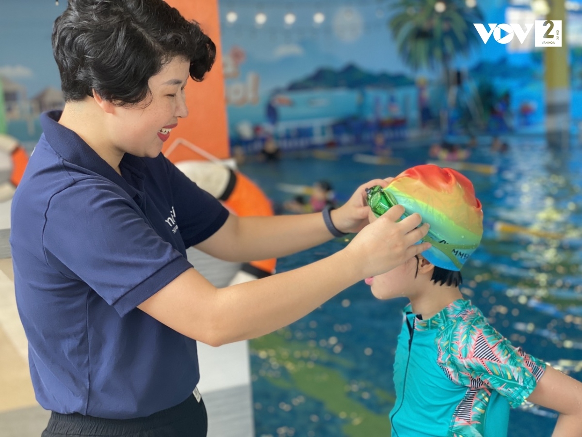 Chị Lê Huỳnh Trang đăng ký cho con học tại CLB Hoa mặt trời. Sau 5 buổi, bé không còn sợ nước và tập các động tác đúng kỹ thuật.