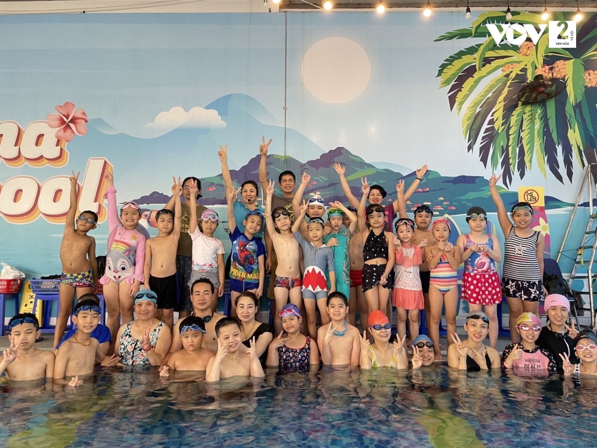 An toàn cho trẻ em trong môi trường nước là vấn đề không chỉ phụ huynh mà toàn xã hội quan tâm. Những lớp dạy bơi miễn phí của CLB Hoa mặt trời góp phần giảm thiểu tai nạn đuối nước, trang bị các kỹ năng bơi cần thiết để trẻ có thể bảo vệ chính mình.